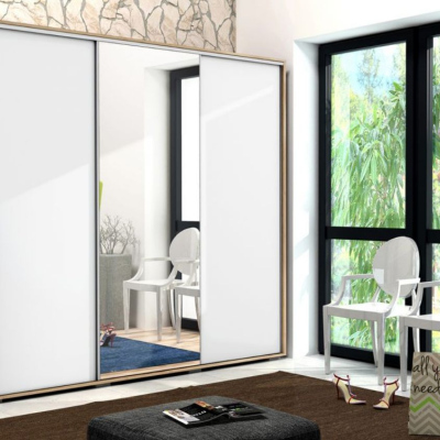 Prostorná třídveřová šatní skříň 250 cm LEONARDO - dub craft zlatý / bílá