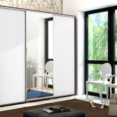 Prostorná třídveřová šatní skříň 250 cm LEONARDO - čokoláda / bílá