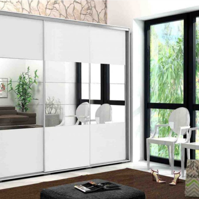 Třídveřová šatní skříň se zrcadlem 250 cm LUCA - bílá