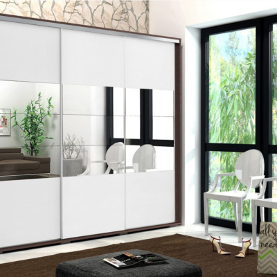 Třídveřová šatní skříň se zrcadlem 278 cm LUCA - čokoláda / bílá