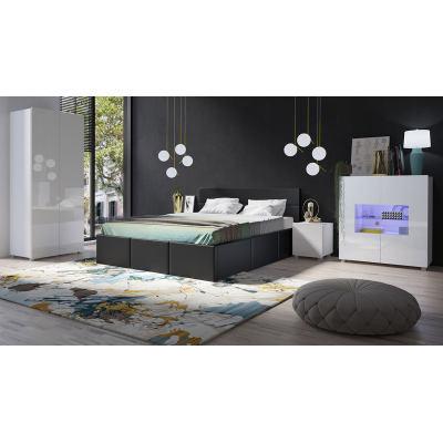 Ložnicová sestava s LED modrým osvětlením a s postelí 160x200 cm CHEMUNG - bílá / lesklá bílá / černá ekokůže