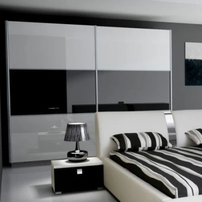 Šatní skříň RYAN - šířka 240 cm, bílá / černý lesk