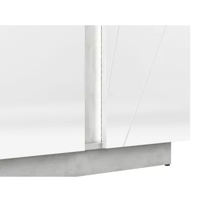 Široká kombinovaná komoda FIDES - lesklá bílá / stříbrný beton