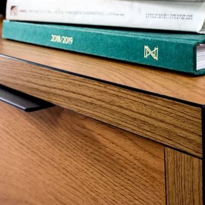 Dvoudveřová komoda se šuplíky DELA - dub karamel