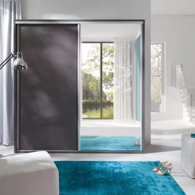 Zrcadlová šatní skříň 206 cm MANKATO - šedá / lesklá bílá