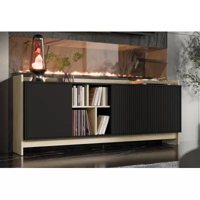 Široká komoda s dvířky ILOFA - dub cremona / černá