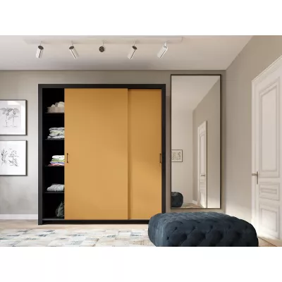 Šatní skříň 185 cm s posuvnými dveřmi HAYWARD - karamelová hnědá / černé úchyty