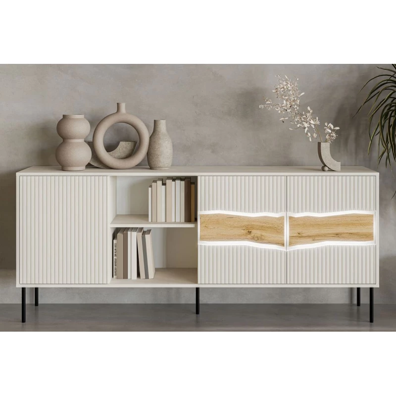 Široká komoda s dvířky a poličkami CLANTON - dub wotan / kašmír