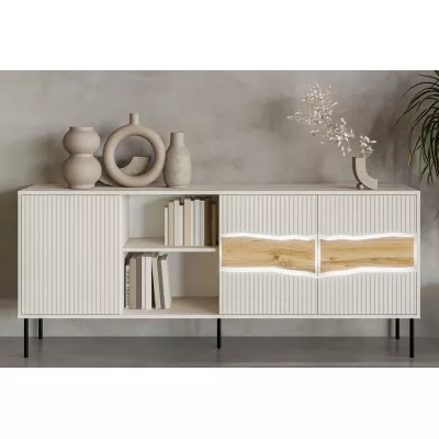 Široká komoda s dvířky a poličkami CLANTON - dub wotan / kašmír