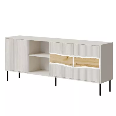 Široká komoda s dvířky a poličkami CLANTON - dub wotan / kašmír