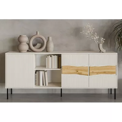 Široká komoda s dvířky a poličkami CLANTON - dub wotan / kašmír