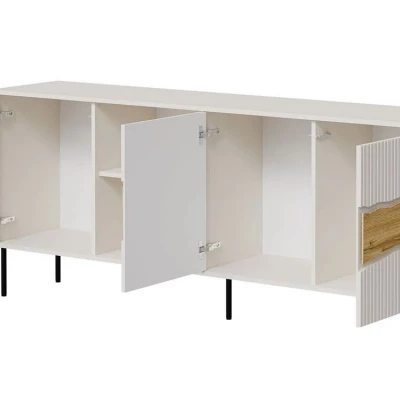 Široká komoda s dvířky a poličkami CLANTON - dub wotan / kašmír