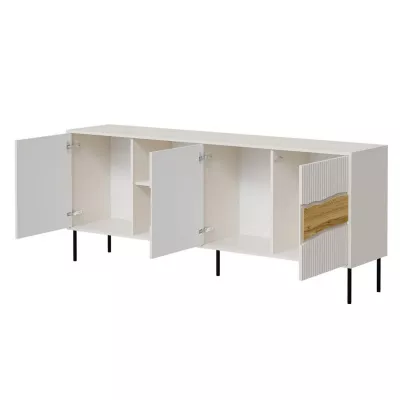 Široká komoda s dvířky a poličkami CLANTON - dub wotan / kašmír