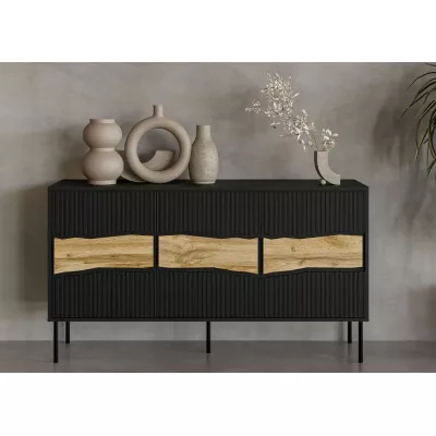 Široká komoda s dvířky CLANTON - dub wotan / černá