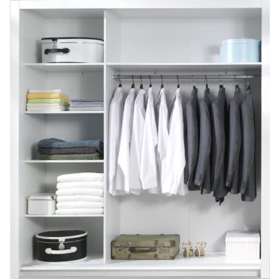 Velká zrcadlová šatní skříň 208 cm PAMPLONA - alpská bílá / lesklá bílá + LED osvětlení ZDARMA