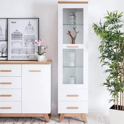 Úzká prosklená vitrína BUTNER - borovice andersen / dub nash