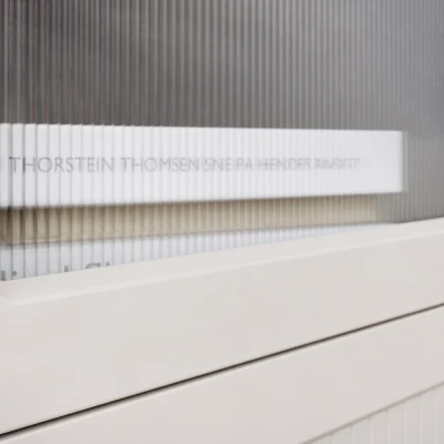 Úzká prosklená vitrína SALTIVILLE - kašmír