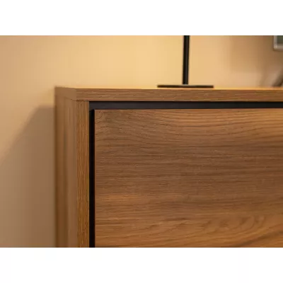 Designová komoda s dvířky KALWI - barokní dub jantarový / černá