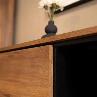 Designová komoda s dvířky KALWI - barokní dub jantarový / černá