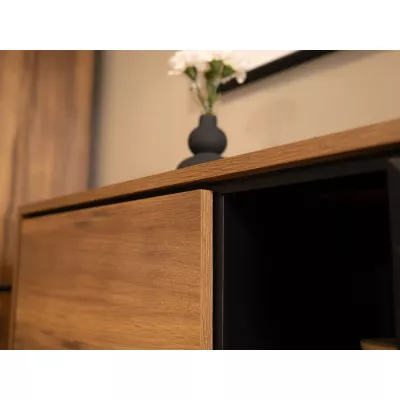 Designová komoda s dvířky KALWI - barokní dub jantarový / černá