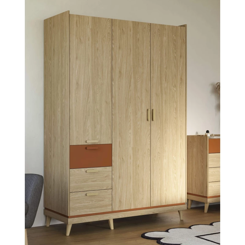 Třídveřová skříň se šuplíky 144 cm ARWEN - dub / cihlová