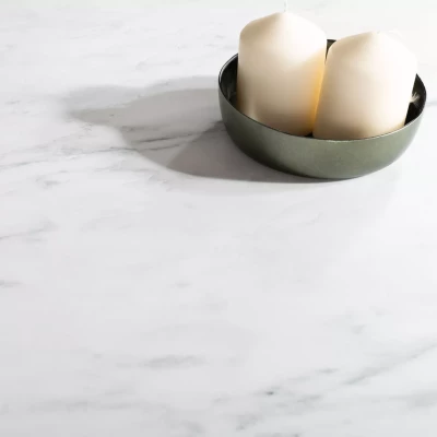 Malý kulatý jídelní stůl PALMIRO - bílý mramor / černý