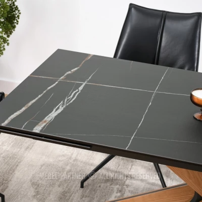 Rozkládací jídelní stůl FEDOR - černý mramor / dub