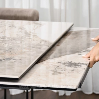 Stylový rozkládací jídelní stůl GAETAN - bílý mramor / černý