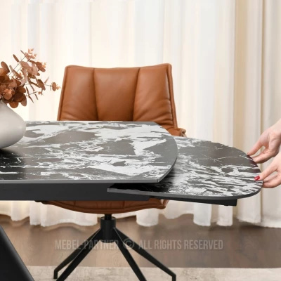 Rozkládací jídelní stůl HAMAD - černobílý mramor / černý