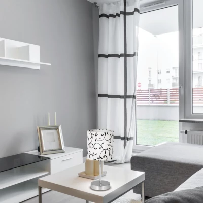 Moderní stolní lampa EMILY - 1xE14, 40W, chromovaná / bílá