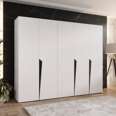 Široká šatní skříň 250 cm SORAYA 1 - bílá / černé úchyty
