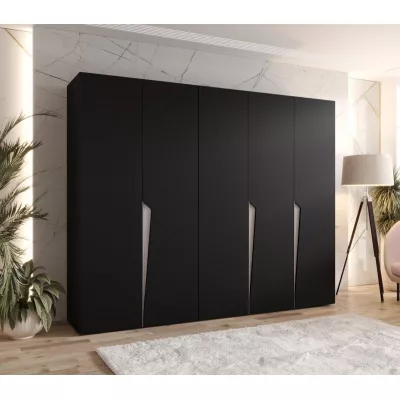 Široká šatní skříň 250 cm SORAYA 1 - černá / kašmírové úchyty