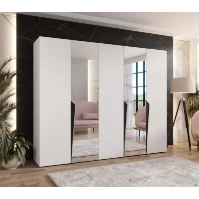 Široká šatní skříň 250 cm SORAYA 2 se zrcadlem - bílá / černé úchyty