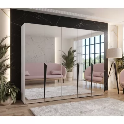 Široká šatní skříň 250 cm SORAYA 3 se zrcadlem - bílá / černé úchyty