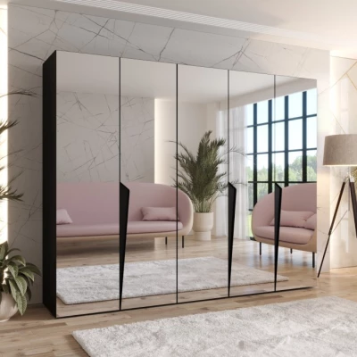 Široká šatní skříň 250 cm SORAYA 3 se zrcadlem - černá / černé úchyty