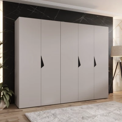 Široká šatní skříň 250 cm AMARIS 1 - kašmír / černé úchyty