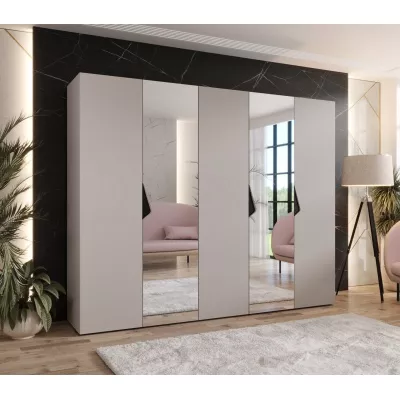 Široká šatní skříň 250 cm AMARIS 2 se zrcadlem - kašmír / černé úchyty