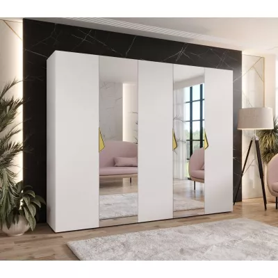 Široká šatní skříň 250 cm AMARIS 2 se zrcadlem - bílá / zlaté úchyty