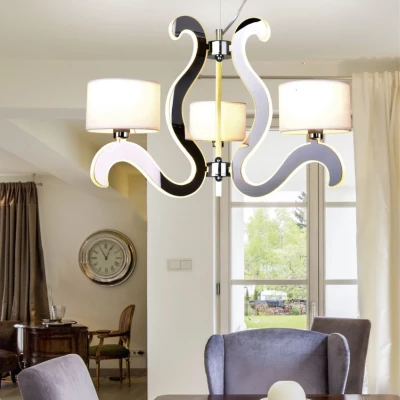 Tříramenné závěsné světlo AMBROSIA - 3xE14, 40W + LED 18,4W, 2800K (teplá bílá), chromované