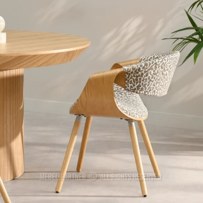 Designová jídelní židle SAROLTA - krémová / hnědá / dub