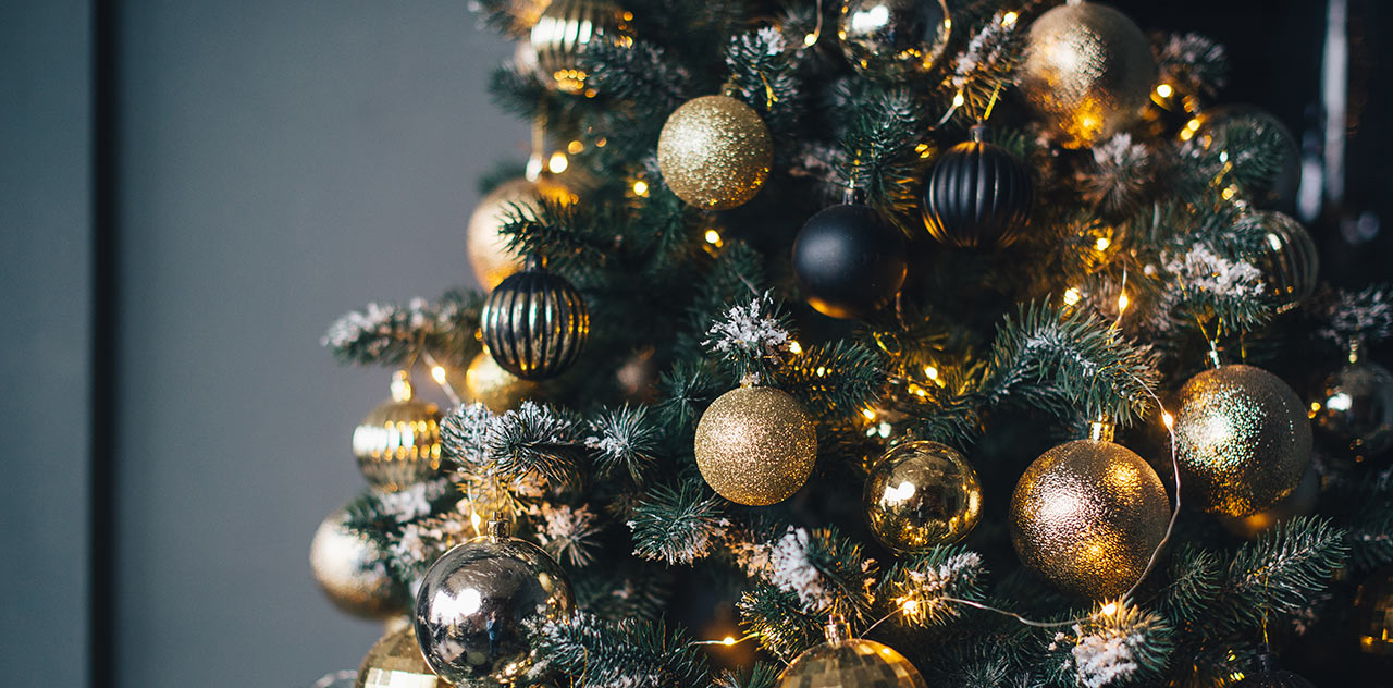 Vánoční baňky v kombinaci matná černá a zlatá