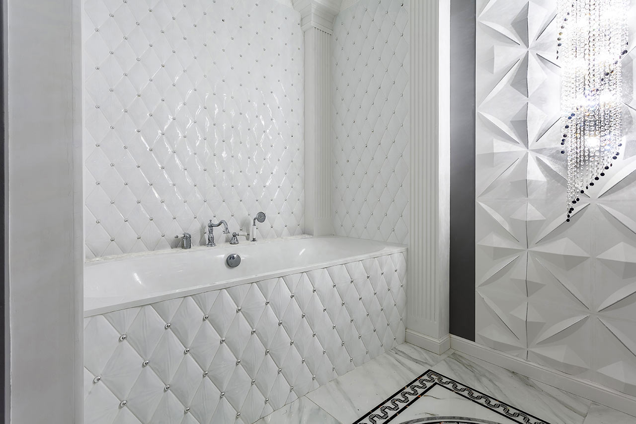 Černobílá kombinace barev v koupelně působí čistě a minimalisticky
