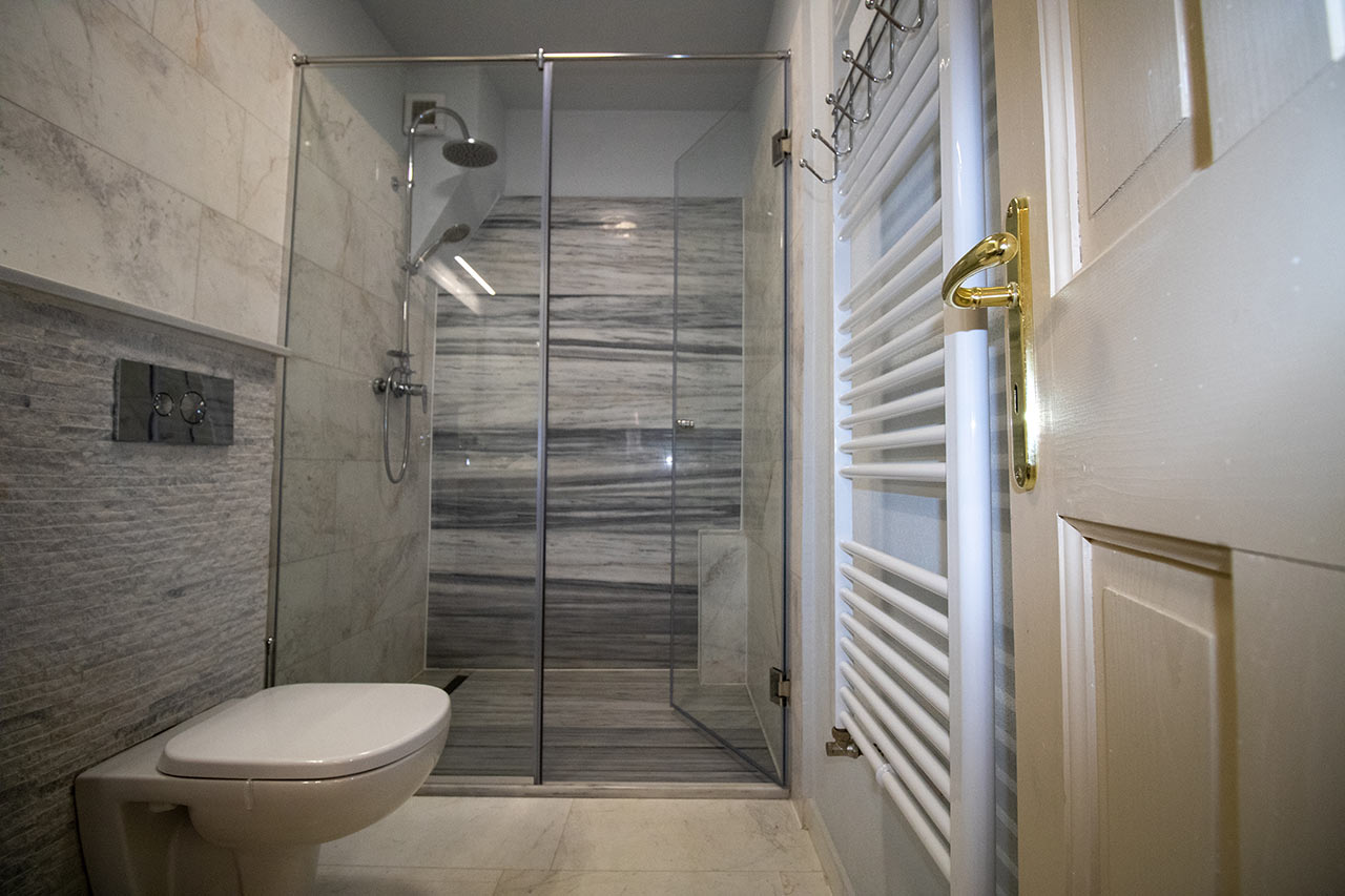 Moderní sprchový kout se zástěnou v koupelně se záchodem