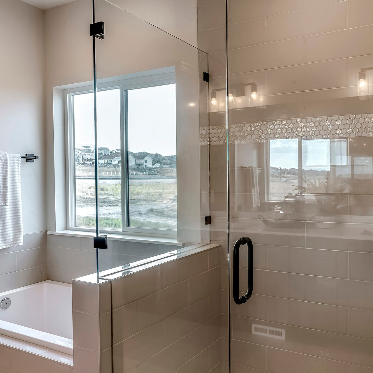 Moderní koupelna s oknem, zabudovanou vanou a sprchovým koutem