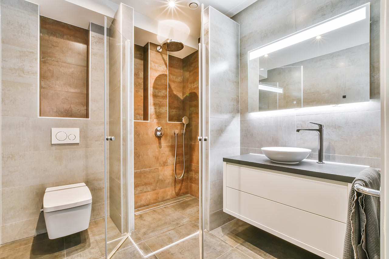 Moderní koupelná se zabudovaným úložným prostorem ve stěně sprchového koutu