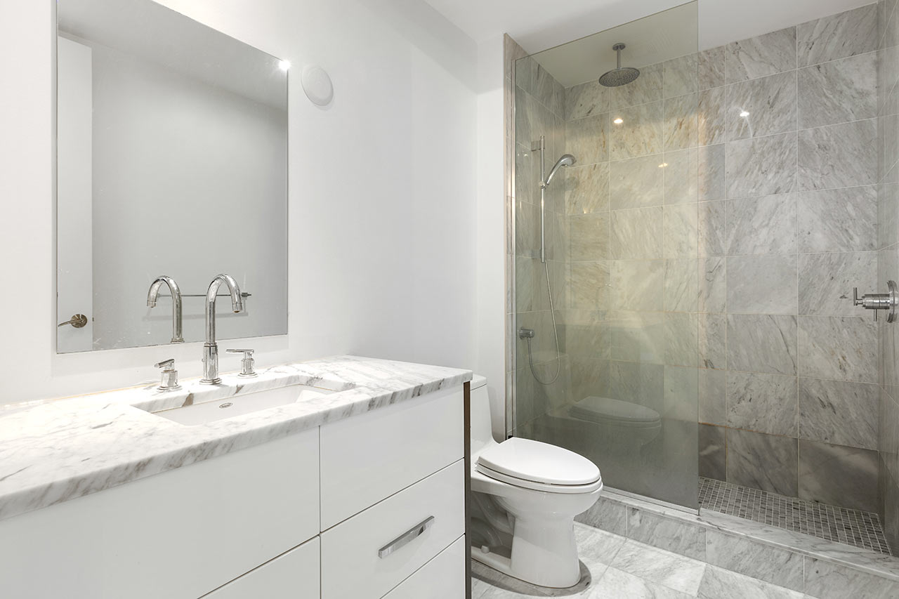 Designová koupelna s velkým a prostorným walk-in sprchovým koutem místo vany