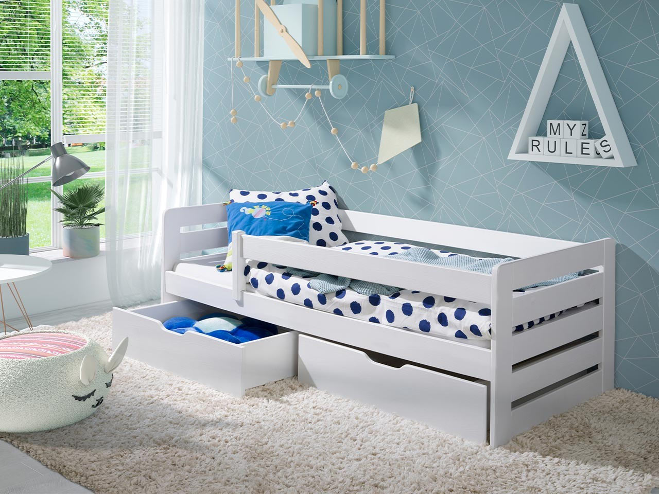 Bílá postel s dvojitým úložným prostorem do dětského pokoje