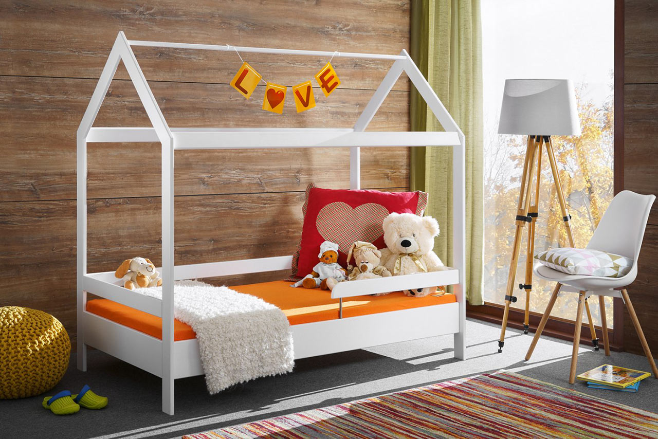 Dřevěná dětská postel ve tvaru domku