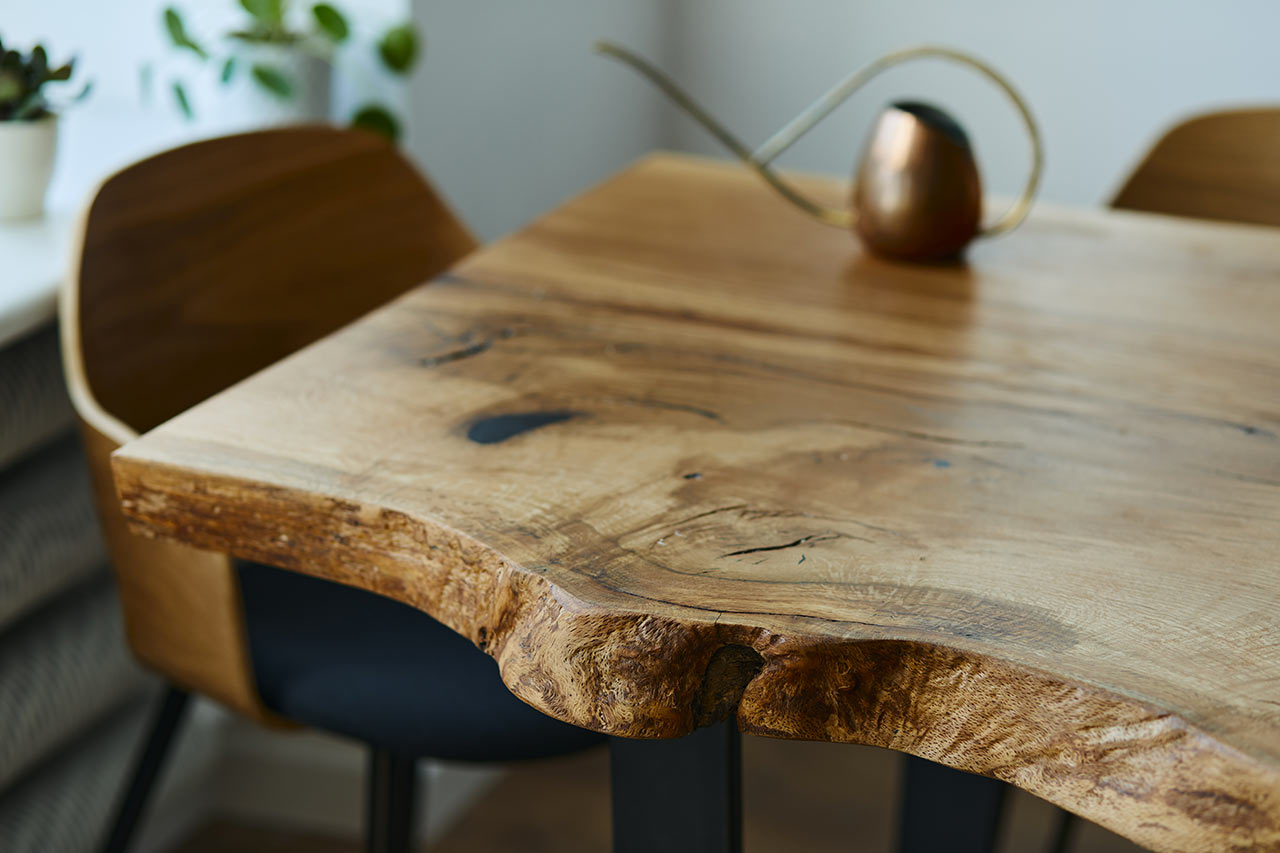 Stůl z dřevěného masivu v rustikálním provedení