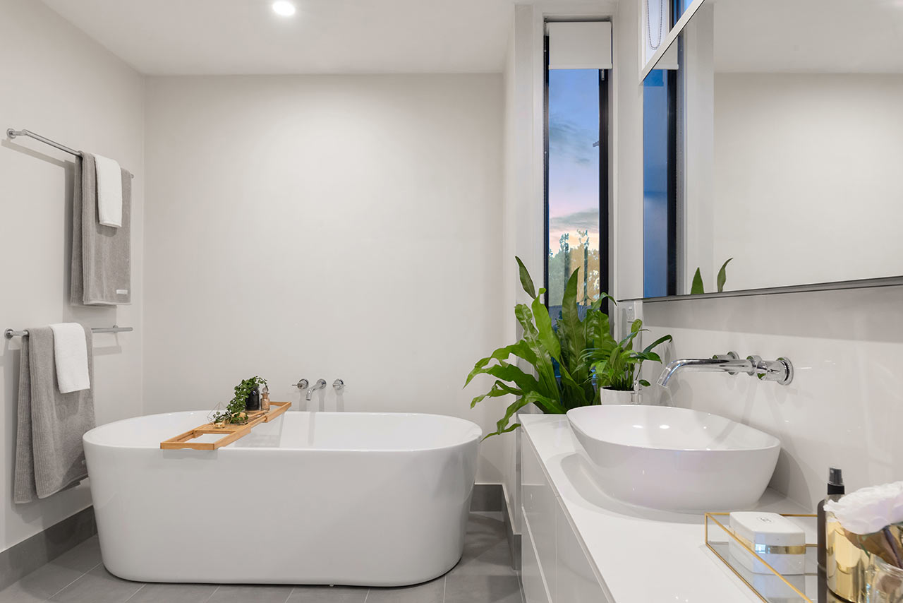 Bílá barva v koupelně opticky zvětšuje prostor a navozuje pocit čistoty